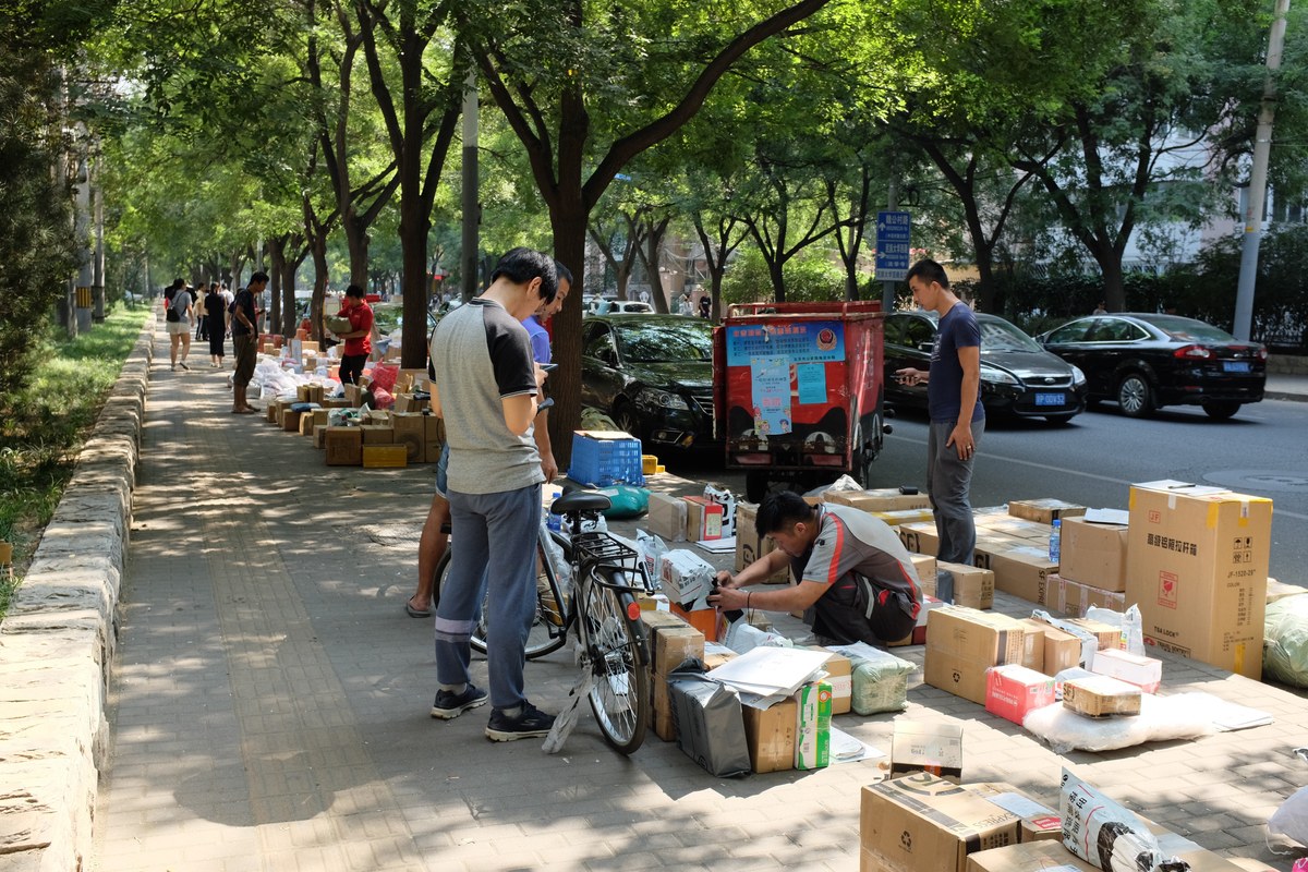 中国配送人员处理订单包裹的真实履约场景